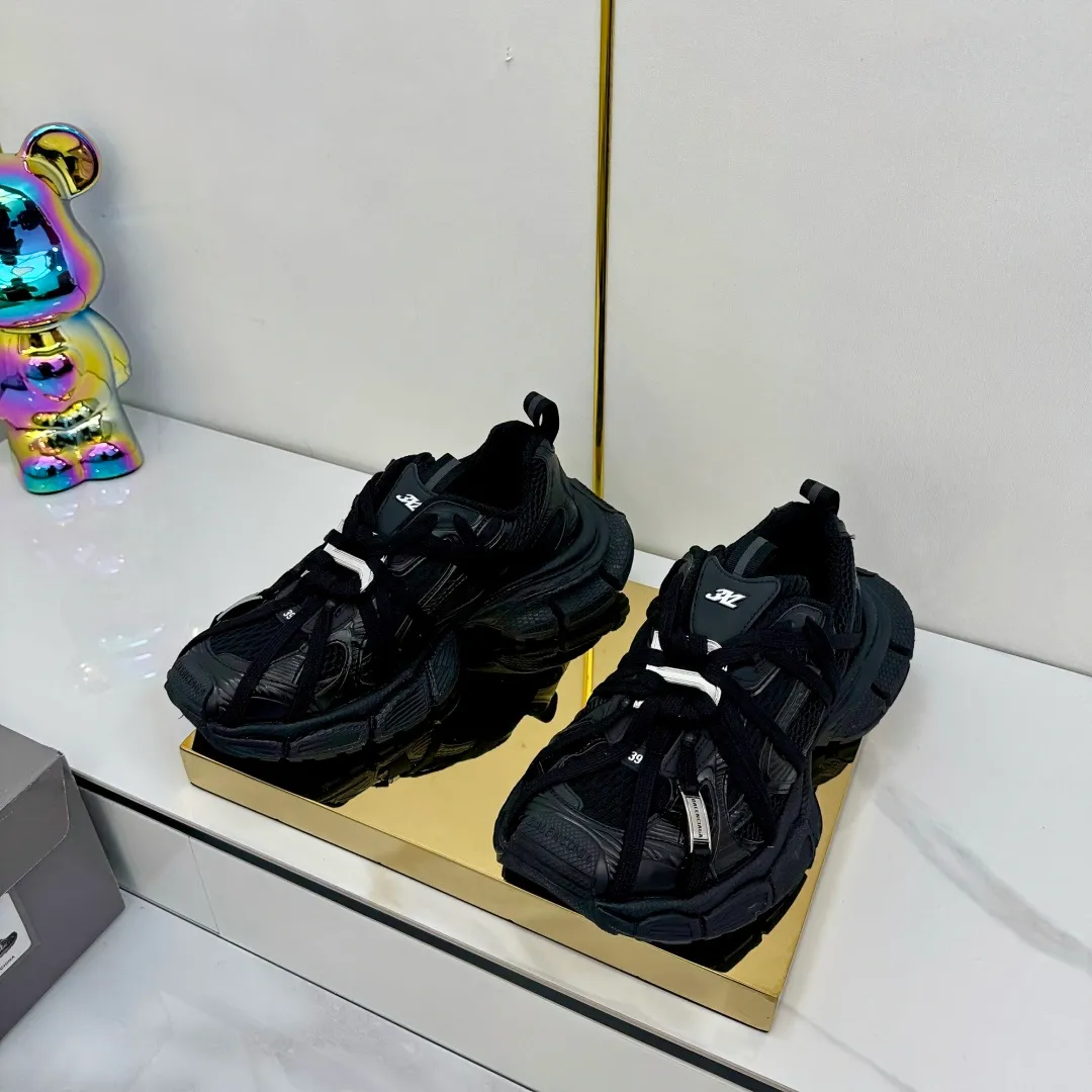 👟👟Ex-factory price 820👟👟 Balenciaga Balenciaga's latest popular 9th generation 3XL Sneaker Spider-Man series, couple's dad shoes, original purchase, development and production. Balenciaga 3XL Sneaker's overall shoe shape draws on the creative ideas of Balenciaga Track and Balenciaga Runner. It is equivalent to removing the outer frame of the Track shoe body while inheriting the streamlined shape and shape of the Runner. Track flat toe, new color matching, the entire shoe body is integrated into the spider binding shoelace design decoration, the exaggerated shape is more prominent. Fabric: original customized imported technical fabric + mesh inner lining: original customized breathable mesh lining. Outsole: original molded 5-layer ultra-light MD combination rubber sole. Bottom thickness: 5CM. Size: 35-45. Original packaging.
